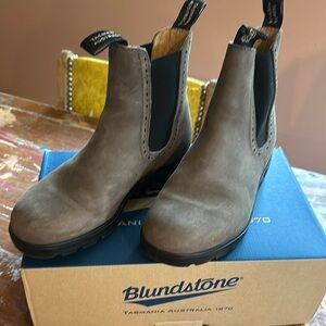 Blundstone Brown Chelsea Boots with Elastic Panels